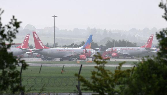 Los aviones de pasajeros Jet2 están estacionados en la pista del aeropuerto de Leeds Bradford el 16 de agosto de 2020. (Foto de Oli SCARFF / AFP)