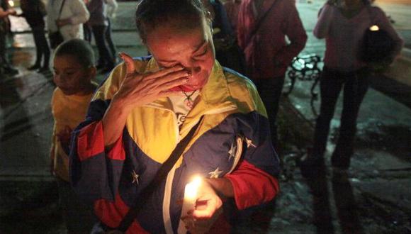 Lloran por Chávez. Miles de seguidores del presidente siguen rezando por su salud. (AP)