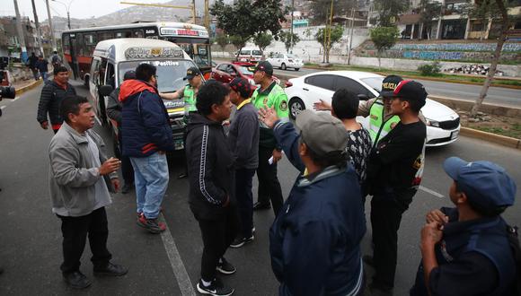 Transportistas formales protestan por cambio de rutas. (Foto: jorge.cerdan/@photo.gec)