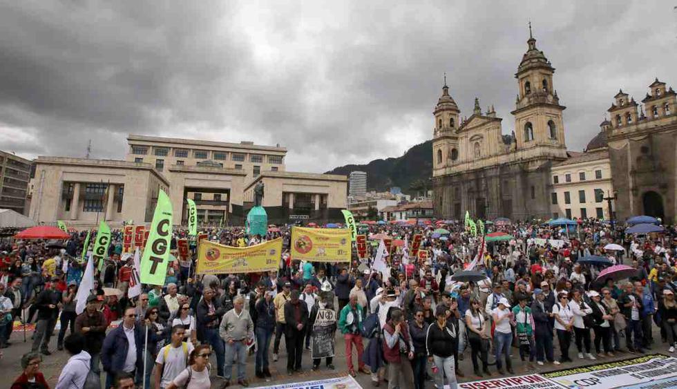 Activistas se manifiestan en la plaza Bolívar durante una marcha contra el gobierno de Iván Duque convocada por los sindicatos de docentes y trabajadores en Bogotá el 25 de abril de 2019. (Foto: AFP)
