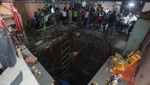36 muertos tras colapso del piso de un templo en la India. (Foto: AFP)