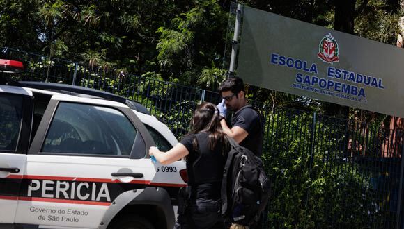 Agentes policiales controlan el ingreso a una escuela pública donde se ha presentado un tiroteo hoy, en Sao Paulo (Brasil).  (Foto: EFE/ Isaac Fontana)