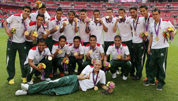 La felicidad. Los aztecas celebran el oro obtenido en Wembley. (Reuters)