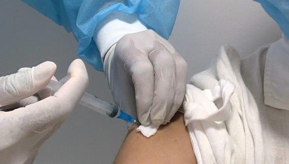 Un maestro es inoculado con la vacuna CoronaVac, desarrollada por el laboratorio Sinovac de China, contra la enfermedad del nuevo coronavirus, COVID-19, en Montevideo el 1 de marzo de 2021. (Foto por AFP)