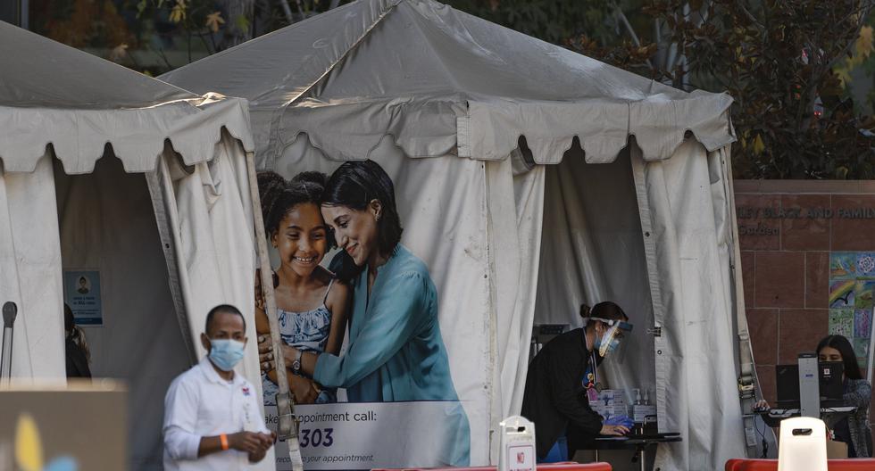Imagen referencial. En esta foto de archivo del 18 de diciembre de 2020, las carpas médicas para las vacunas contra el COVID-19 están colocadas afuera del Children's Hospital Los Ángeles. (AP/Damian Dovarganes).