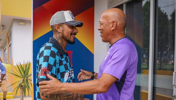 Roberto Mosquera le da la bienvenida a Paolo Guerrero.  (Foto: UCV)