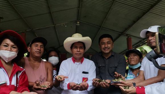 El 6 de marzo, Guillermo Bermejo estuvo en Pichari junto a Pedro Castillo reunido con un grupo de agricultores cocaleros del Vraem. (Foto: Facebook)