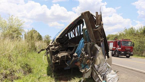 De acuerdo con el Cuerpo de Bomberos, 37 pasajeros que viajaban en el autobús murieron en el local y otros 3 fallecieron en hospitales de la región a causa de las graves heridas que sufrieron. (Foto: Juliano Oliveira/AP)
