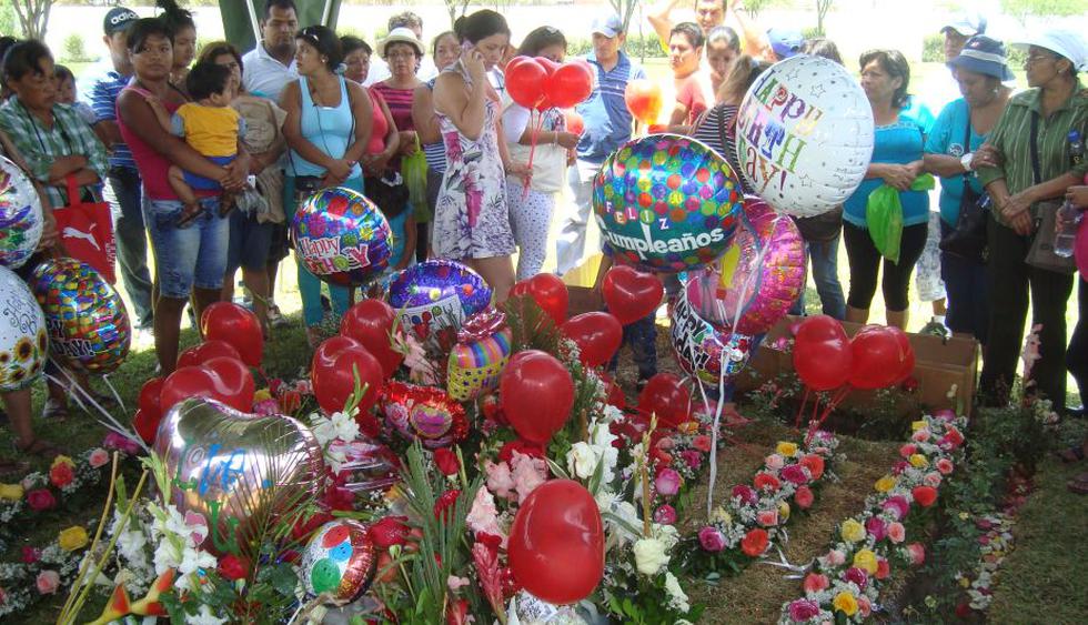 Tumba de Edita Guerrero estuvo adornada con globos y flores. (Cinthia Cherres)