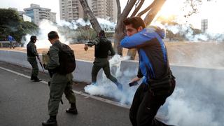 Lanzan bombas lacrimógenas contra Guaidó y militares que los respaldan | FOTOS