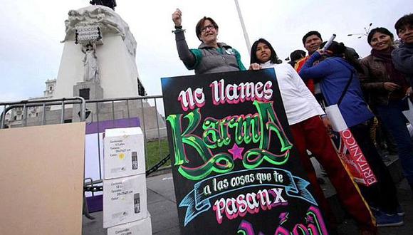 No es cuestión de Karma.  La alcaldesa Susana Villarán posa orgullosa con este cartel que dice: “No llames Karma a las cosas que te pasan por imbécil”. ¿Habrá sido un consejo de ‘Melcochita’? (Facebook Susana Villarán)