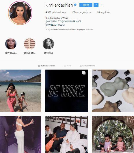En Instagram, Kim Kardashian compartió una instantánea del atuendo que lució en una pasarela, pero se arrepintió y la eliminó a las pocas horas. (Instagram)