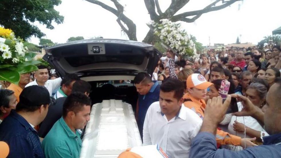 Entierran a mujer que se suicidó lanzándose de puente con su hijo en Colombia. (RCN Radio)