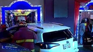 Conductor en aparente estado de ebriedad se estrella contra fachada de casino en Lince [VIDEO]