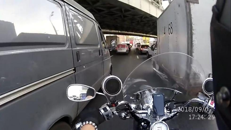 Un video protagonizado por un motociclista se ha hecho viral en YouTube. (Captura)