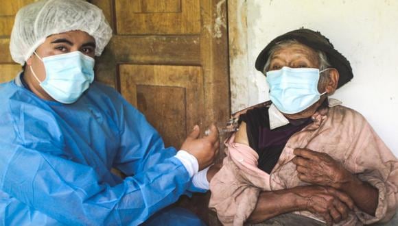 Huánuco: Don Mashico, de 121 años de edad, recibió primera dosis de la vacuna contra el COVID-19 en su vivienda. (Foto: Diresa Huánuco)