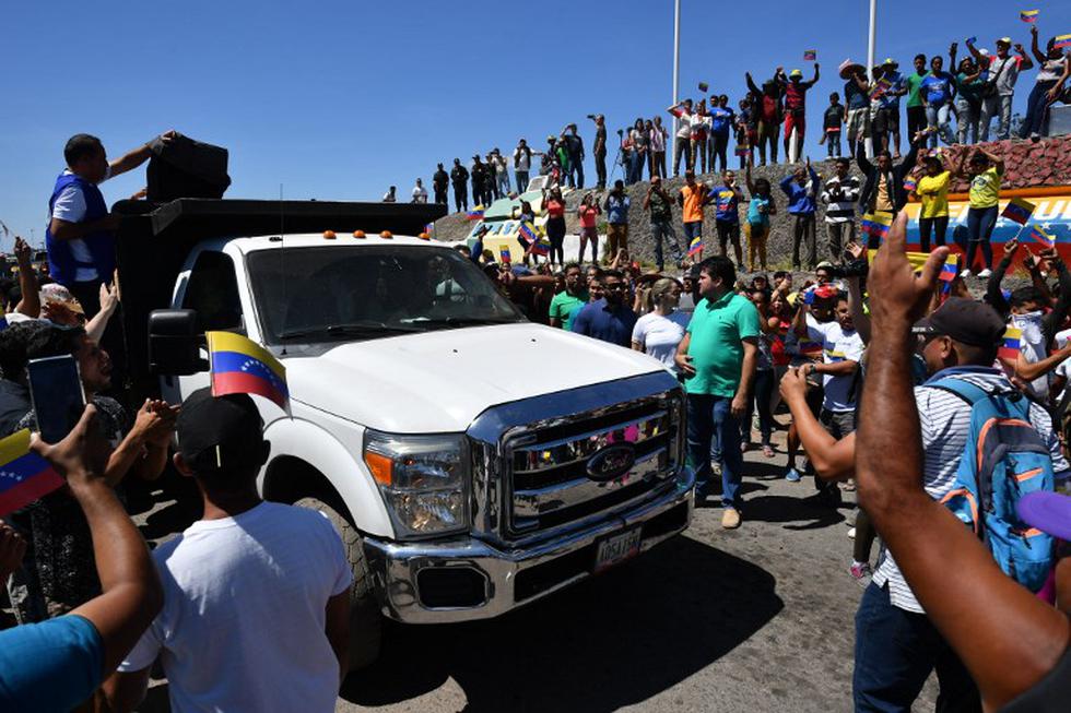 Venezuela: Camiones con ayuda humanitaria se repliegan en la frontera brasileña. (AFP)