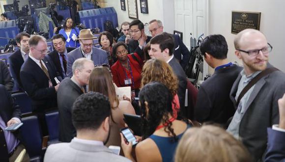 Periodistas no pudieron entrar a conferencia del portavoz Sean Spicer.