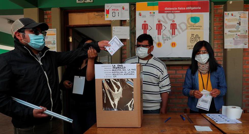 Fotografía de archivo del 9 de octubre de 2020 que muestra a un ciudadanos durante un simulacro de votación con medidas de bioseguridad, en La Paz, Bolivia. (Foto: Martín Alipaz / EFE)