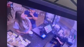 Una cliente arroja un plato de sopa caliente a la cara de una cajera de un restaurante como protesta [VIDEO]
