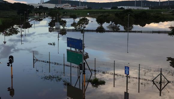 Las aguas de la inundación permanecen en las zonas bajas de la ciudad días después de que las peores inundaciones en 60 años azotaran Durban, Sudáfrica. (Foto: EFE/EPA/STR)