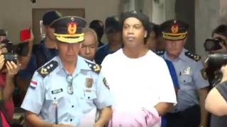 Las duras imágenes de Ronaldinho esposado y rodeado de policías al presentarse en juzgado en Paraguay [VIDEO]