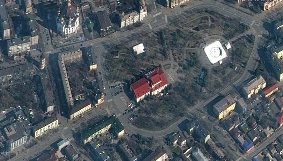 Esta imagen satelital de Maxar muestra el Teatro Dramático Mariupol en Mariúpol, Ucrania, el 14 de marzo de 2022.  (Foto: Satellite image Maxar Technologies / AFP)