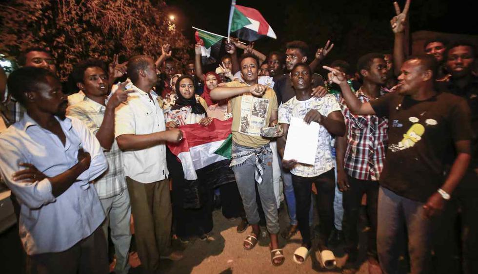 Los manifestantes sudaneses protestan con banderas nacionales y corean consignas durante una campaña contra el nuevo consejo militar gobernante establecido después del derrocamiento del presidente Omar al-Bashir. (Foto: AFP)