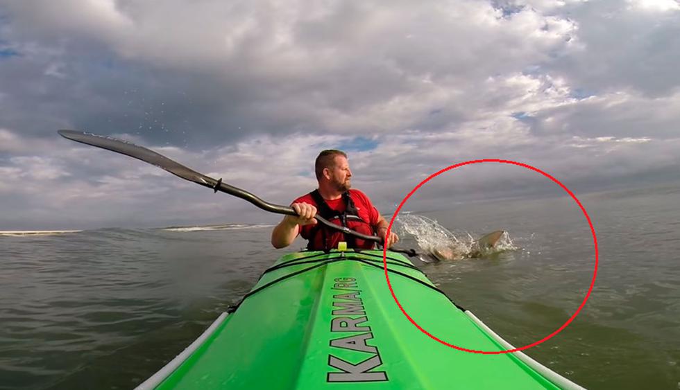 Kayakista pasa el peor susto de su vida cuando fue perseguido por un tiburón en un mar de Florida. (Foto: YouTube/captura)