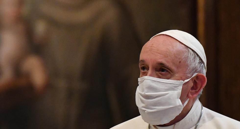 El Papa Francisco con una máscara protectora llega para un servicio de oración en la Basílica de Santa María en Aracoeli, una iglesia en la cima de la Colina Capitolina de Roma, el 20 de octubre de 2020. (ANDREAS SOLARO / AFP).