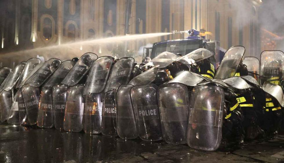 Un policía antidisturbios dispara un bote de gas lacrimógeno hacia los manifestantes. (Foto: Reuters)