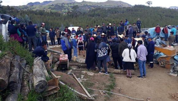 Familiares de víctimas llegaron hasta la mina informal y exigen justicia. (GEC)