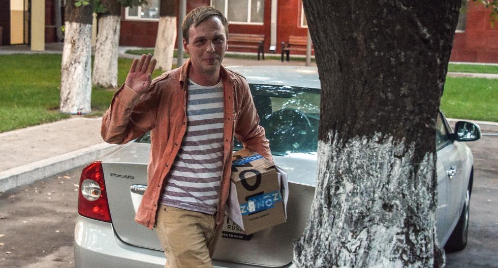 El periodista de investigación ruso Ivan Golunov, acusado de "producción o venta ilegal de drogas", saluda al salir de la oficina del Departamento de Investigación en Jefe de Rusia en Moscú el 11 de junio de 2019. (Vasily MAXIMOV / AFP).
