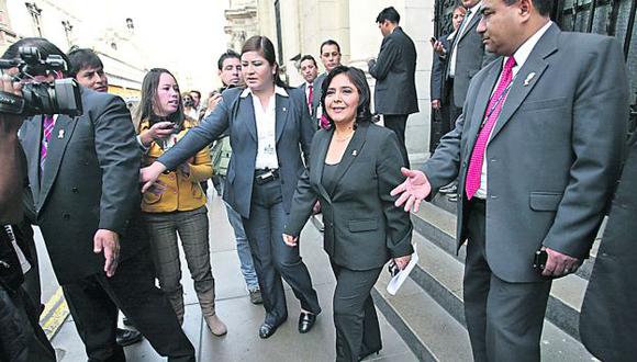 Ministra Ana Jara aseguró que no ha dejado sus actividades parlamentarias. (Alberto Orbergoso)
