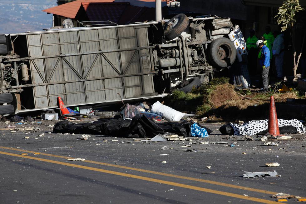 El accidente en la carretera andina que une Quito con la zona de Papallacta en Palugo (Ecuador), por el choque entre un bus de pasajeros y un vehículo todoterreno, dejó al menos 24 personas muertas y otras 18 heridas. (EFE)