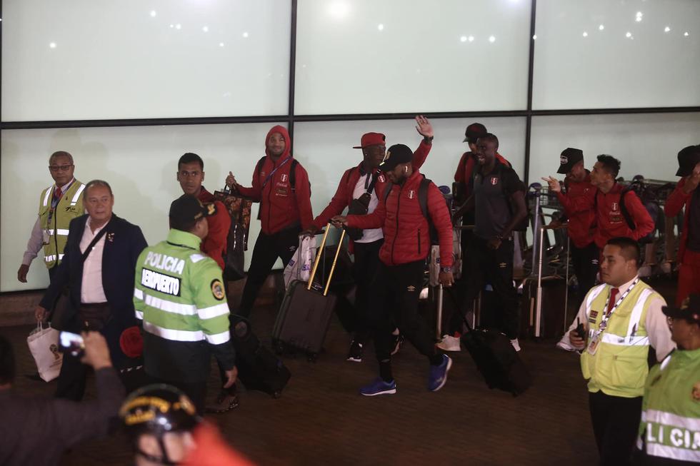 Aficionados llegaron al aeropuerto Jorge Chávez a la espera de la selección. (Fotos: César Campos)