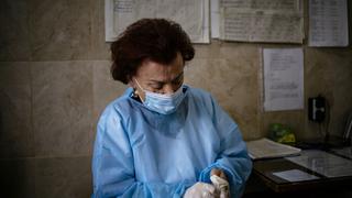 “¿Los iba a dejar morir?”, se pregunta la doctora octogenaria que lucha contra el COVID-19 en Bulgaria 
