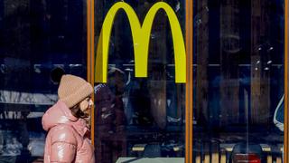 Luego de 30 años McDonald’s se retira de Rusia y desmonta sus instalaciones