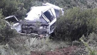 Dos personas mueren al caer camión volquete en Cusco