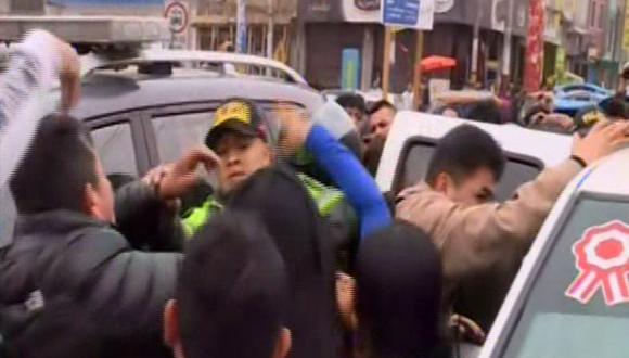 Una gran número de manifestantes agredieron a agentes de la Policía Nacional e incluso intentaron despojar a un efectivo del gorro de su uniforme. (Canal N)