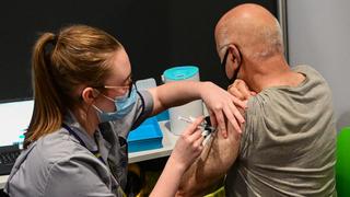Alemania: hombre de 60 años se vacunó 90 veces contra el COVID-19