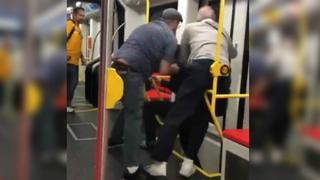 Joven escuchó música por altavoz en tren y pasajeros intentaron expulsarlo