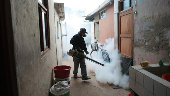 DURA BATALLA. Brigadas de salud fumigan casas en Piura. (Perú21)