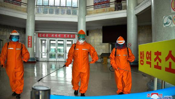 Esta fotografía tomada el 17 de mayo de 2022 y publicada el 18 de mayo por la Agencia Central de Noticias de Corea del Norte (KCNA, por sus siglas en inglés) muestra al personal de la estación ferroviaria desinfectando las instalaciones de la estación de Pyongyang como medida de prevención contra el coronavirus Covid-19. (Foto de KCNA VIA KNS / AFP)