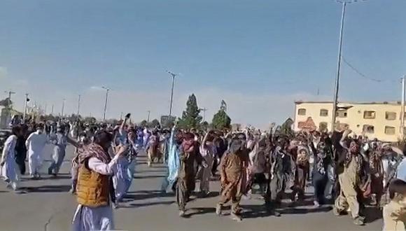Los manifestantes con carteles y cantando consignas durante una marcha en Khash, en la provincia de Sistán-Baluchistán, en el sureste de Irán. (Foto de CGU/AFP)
