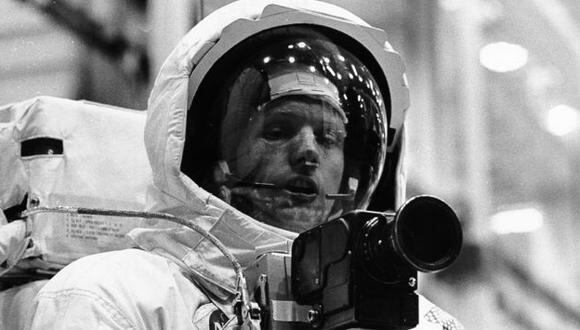 Feliz. Neil Armstrong en el módulo lunar luego de su hazaña. (Reuters)