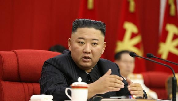 En la tercera jornada de la sesión plenaria del partido, Kim Jong-un también firmó una “orden especial” dirigida a mejorar las condiciones de vida en el país, lo que constituye el “punto principal” de la reunión. (Foto: STR / KCNA VIA KNS / AFP)