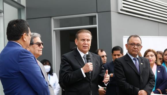 El alcalde de San Borja, Alberto Tejada, inauguró el nuevo centro de servicios de salud.
