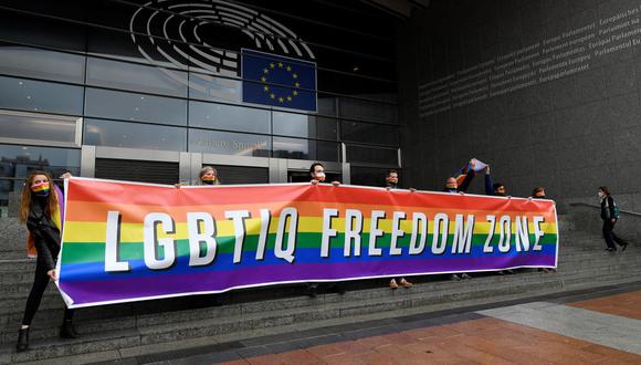 Los miembros del Parlamento Europeo despliegan una pancarta para expresar su apoyo a los derechos LGBTIQ al pedir que la UE sea una "Zona de libertad LGBTIQ" mientras se lleva a cabo una votación en el parlamento el 9 de marzo de 2021. (Foto de JOHN THYS / AFP)