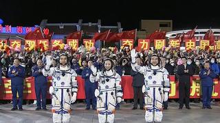China pone en órbita a la nueva tripulación de su estación espacial a bordo del Shenzhou-13